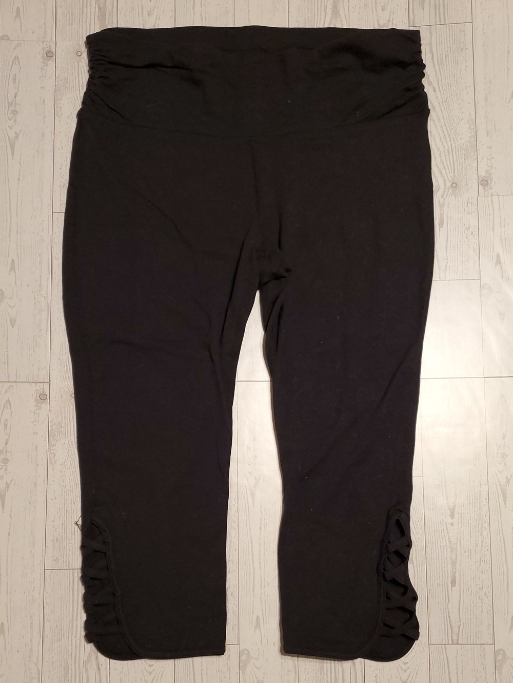 Xersion Ruched Capri Leggings Lattice Hem Crisscross Athletic